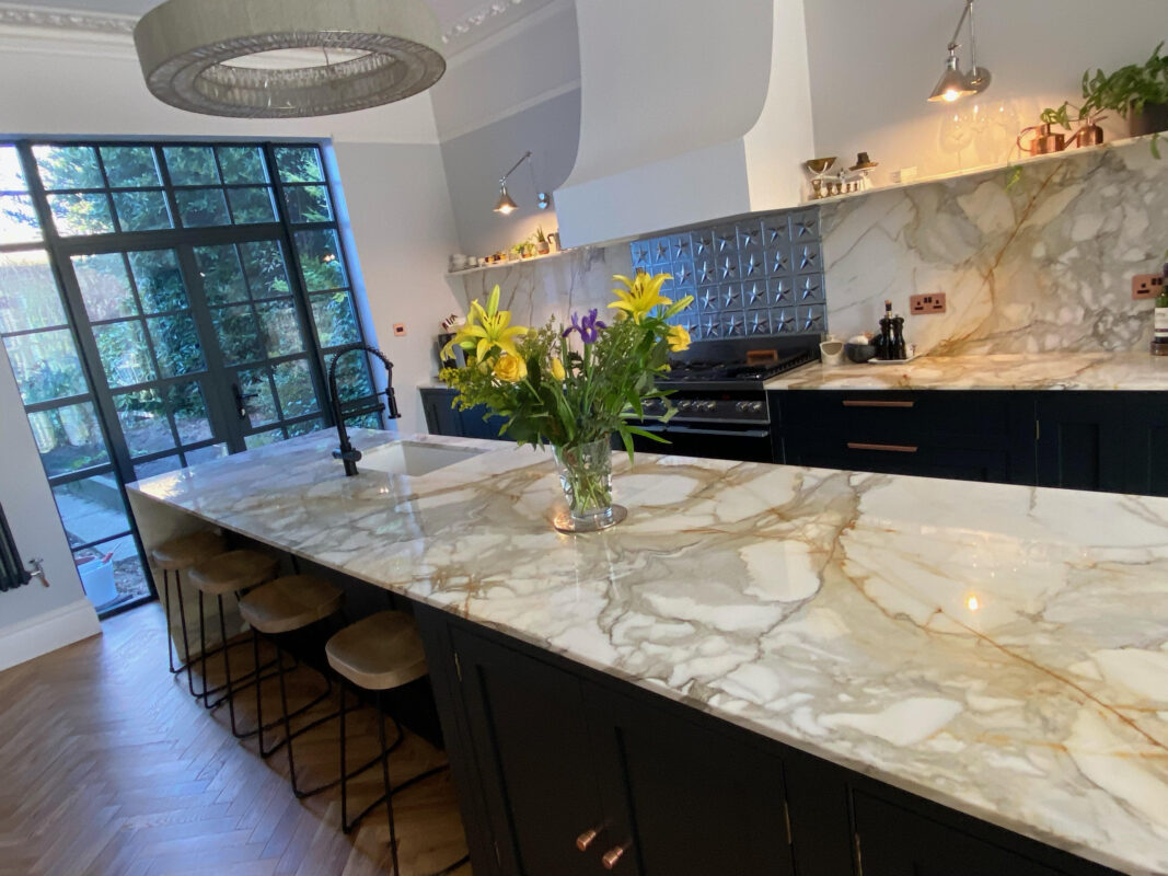 CALACATTA-GOLD-MACCHIA-VECCHIA-EXTRA-POLISHED-MARBLE-SLAB_KITCHEN ISLAND WORKTOP CUT-OUT SPLASHBACK (1)