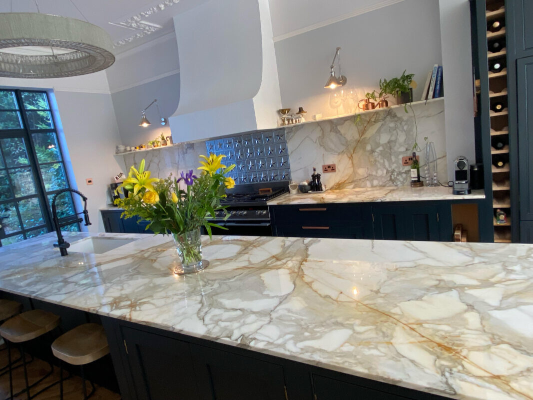 CALACATTA-GOLD-MACCHIA-VECCHIA-EXTRA-POLISHED-MARBLE-SLAB_KITCHEN ISLAND WORKTOP CUT-OUT SPLASHBACK (2)