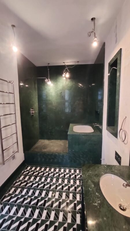 INDIA-GREEN-POLISHED-MARBLE-SLAB_NERO-MARQUINA-POLISHED-MARBLE-SLAB+VOLAKAS-POLISHED-MARBLE-SLAB-MOSAIC_BATHROOM 2021-10-22 (39)