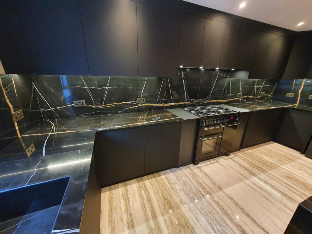 SAHARA-NOIR-POLISHED-MARBLE-SLAB_BOOKMATCHED KITCHEN 2021-11-25 (5)