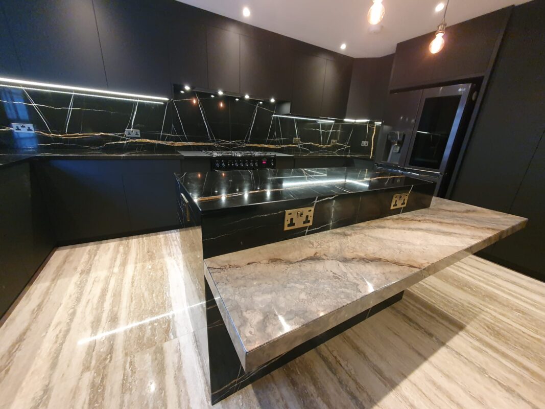 SAHARA-NOIR-POLISHED-MARBLE-SLAB_BOOKMATCHED KITCHEN + BRONZE ILLUSION POLISHED MARBLE SLAB BREAKFAST BAR 2021-11-25 (3)